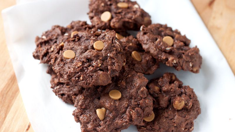 Ciastka z nadzieniem z masła orzechowego w polewie czekoladowej