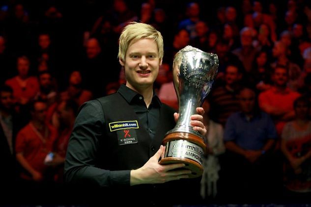 Neil Robertson z okazałym pucharem za zwycięstwo w UK Championship. /fot. World Snooker