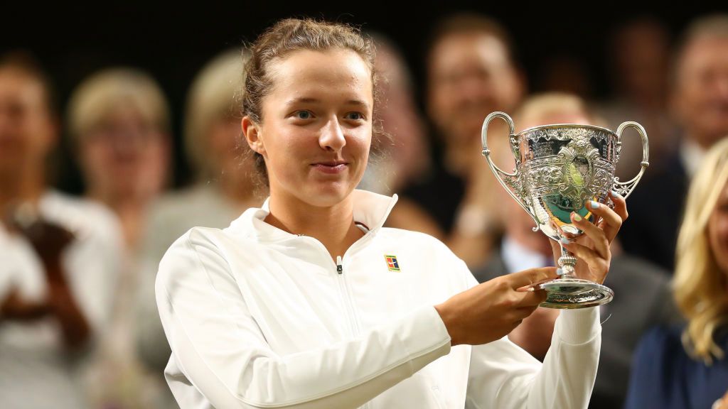 Iga Świątek, mistrzyni juniorskiego Wimbledonu 2018, podczas ceremonii dekoracji w loży królewskiej