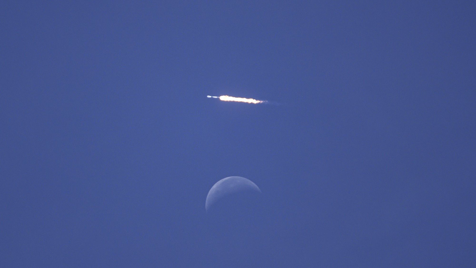 Falcon 9 "przelatuje" nad Księżycem. Wyjątkowy moment uchwycony na zdjęciu 1