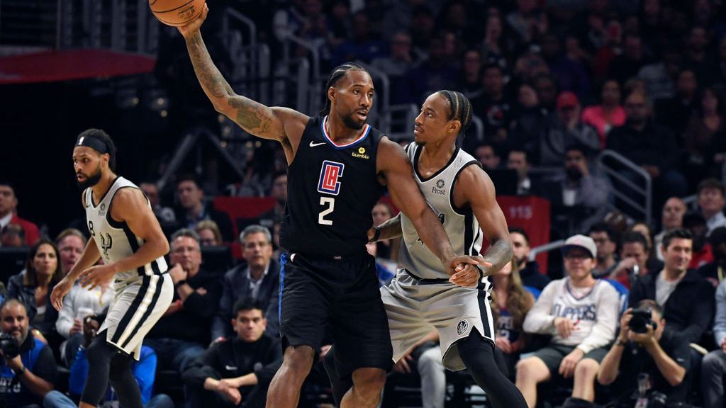 Zdjęcie okładkowe artykułu: Getty Images / Kevork Djansezian / Na zdjęciu: Kawhi Leonard (z piłką) i  DeMar DeRozan