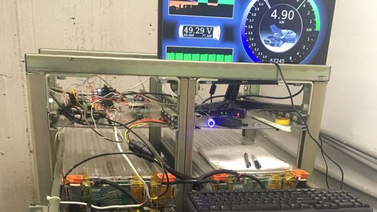 Amerykanin zaisla dom baterią z rozbitej Tesli