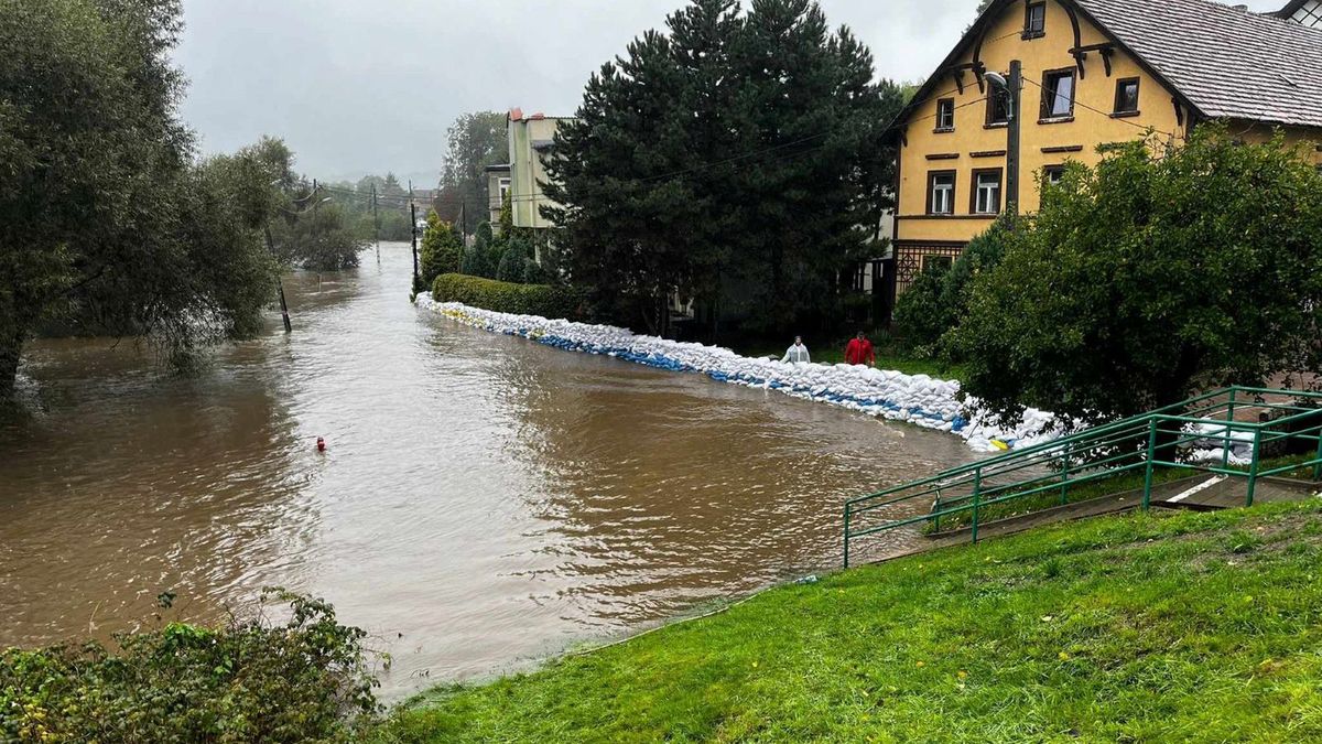 Materiały prasowe / Archiwum prywatne Karoliny Muras i Michała Dubiela / Zalany ul. Wiejska w Jeleniej Górze