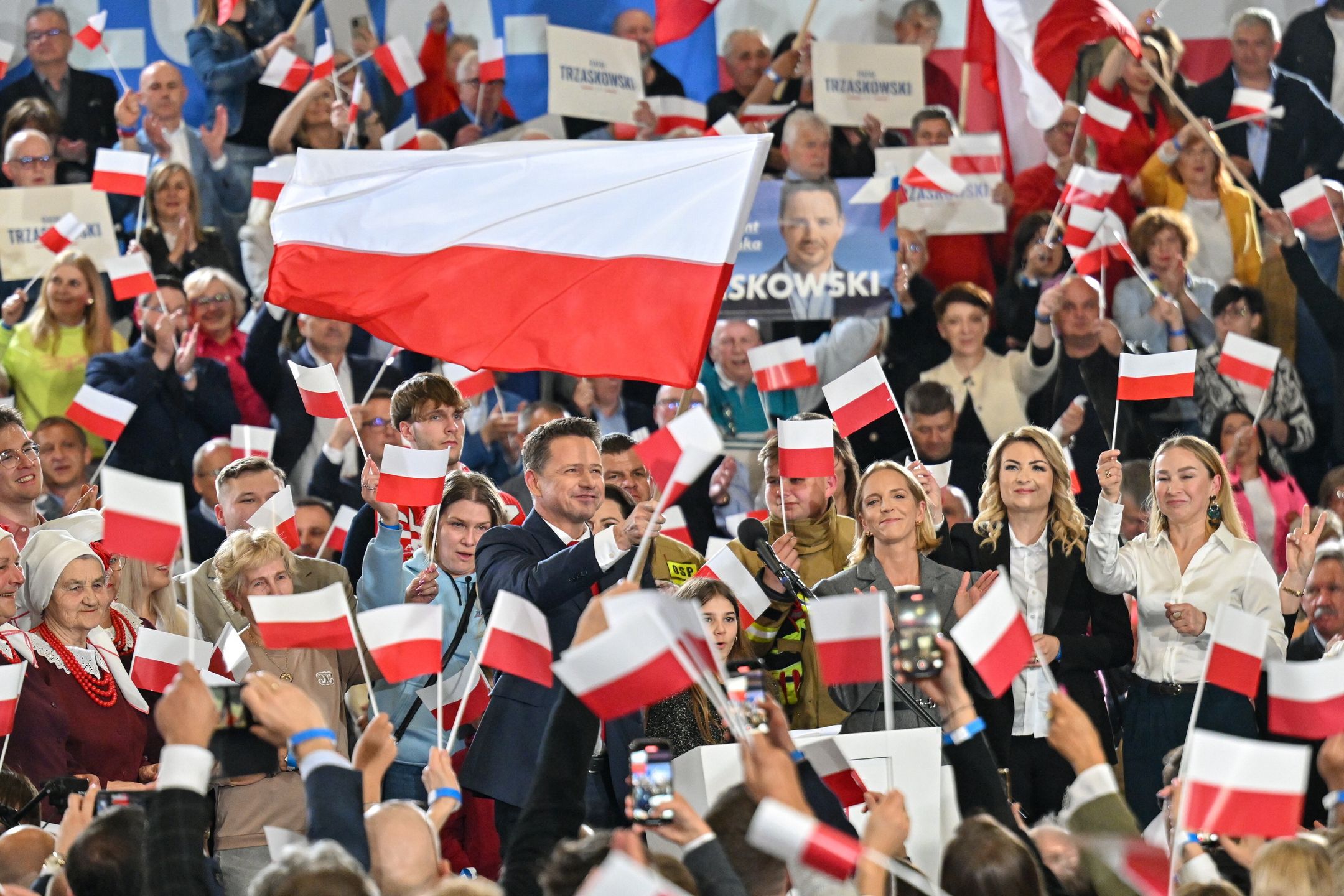 Sandomierz, 18.05.2025. Wybory prezydenta RP - I tura. Kandydat KO w wyborach prezydenckich, prezydent Warszawy Rafał Trzaskowski (C) z żoną Małgorzatą (3P) w sztabie wyborczym w Hali Sportowo-Widowiskowej MOSiR w Sandomierzu, 18 bm. Zakończyło się głosowanie w I turze wyborów prezydenta RP. (mr) PAP/Piotr Polak