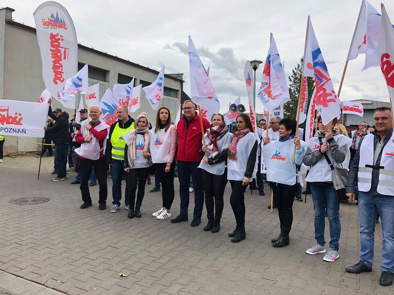 Pod poznańską siedzibą spółki zebrało się kilkadziesiąt osób.