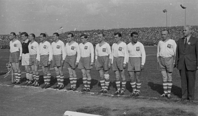 Reprezentacja Polski przed meczem z Czechosłowacją w 1948 r. Ewald Cebula - czwarty zawodnik od prawej. Fot. PAP/CAF