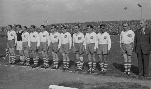 Reprezentacja Polski przed meczem z Czechosłowacją w 1948 r. Ewald Cebula - czwarty zawodnik od prawej. Fot. PAP/CAF