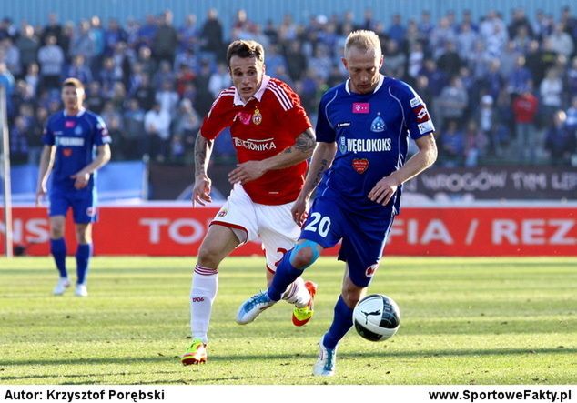 Marek Szyndrowski (niebieska koszulka) staje się w Ruchu specjalistą od ważnych goli