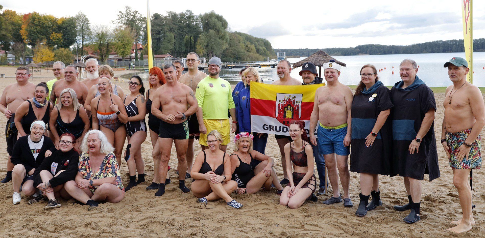 Morsy z Grudziądza wieczorną kąpielą rozpoczęły sezon