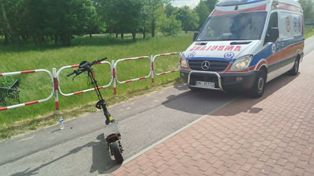 Tarnobrzeg: Wypadek nad jeziorem. Dwie 16-latki jechały jedną hulajnogą, trafiły do szpitala