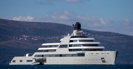 Jacht Abramowicza "nietykalny". Rosyjski oligarcha omija sankcje