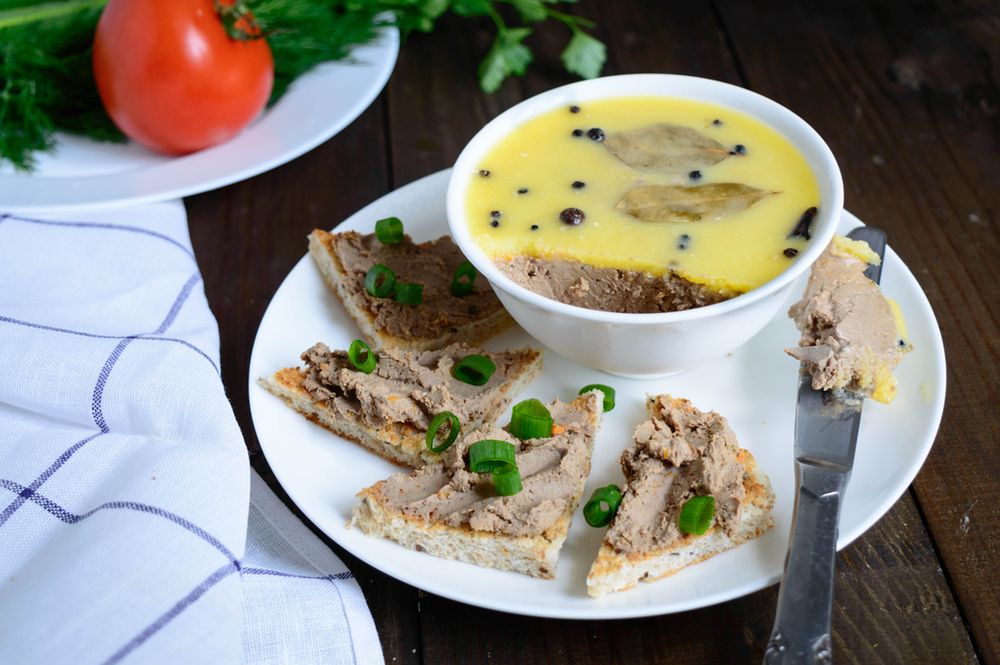 Pasztet z wątróbek z grubo mielonym pieprzem