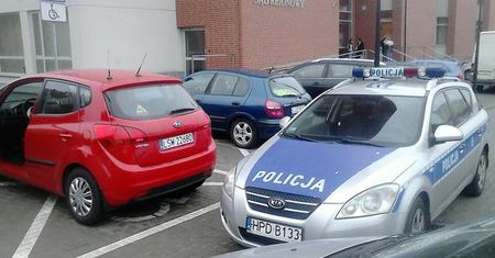 Tak zaparkowali policjanci pod sądem. Szok!