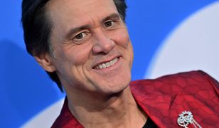 Zakrwawione wnętrzności i świńskie głowy w basenie. Jim Carrey ściemnia jak nikt