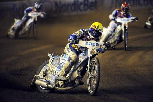 Holta na czele w finale GP Szwecji 2008 (fot. Adam Ihse, PAP/EPA)