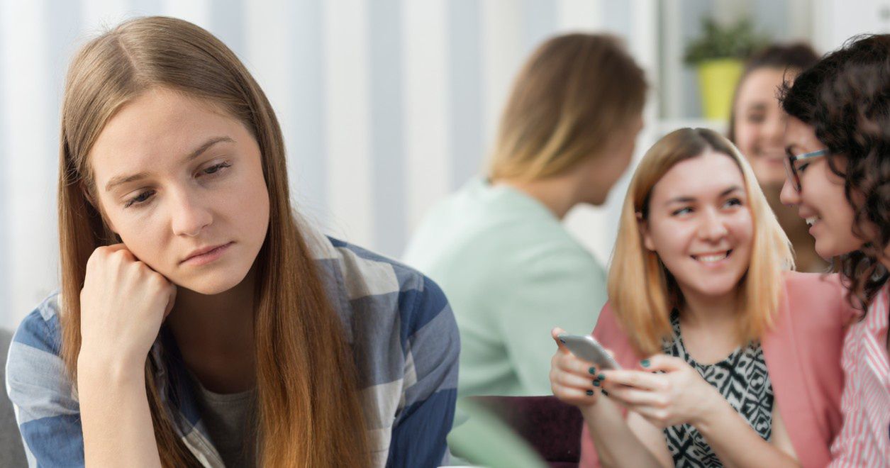 Często czujesz się „nie na miejscu”? To może być znak inteligencji