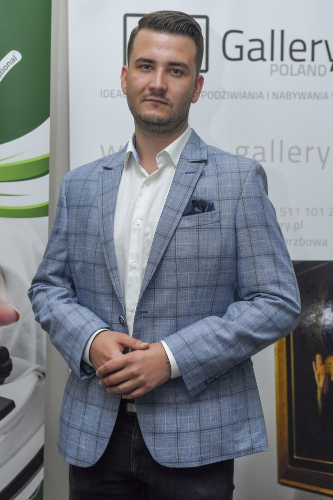 Bartłomiej Misiewicz zabawia się na evencie