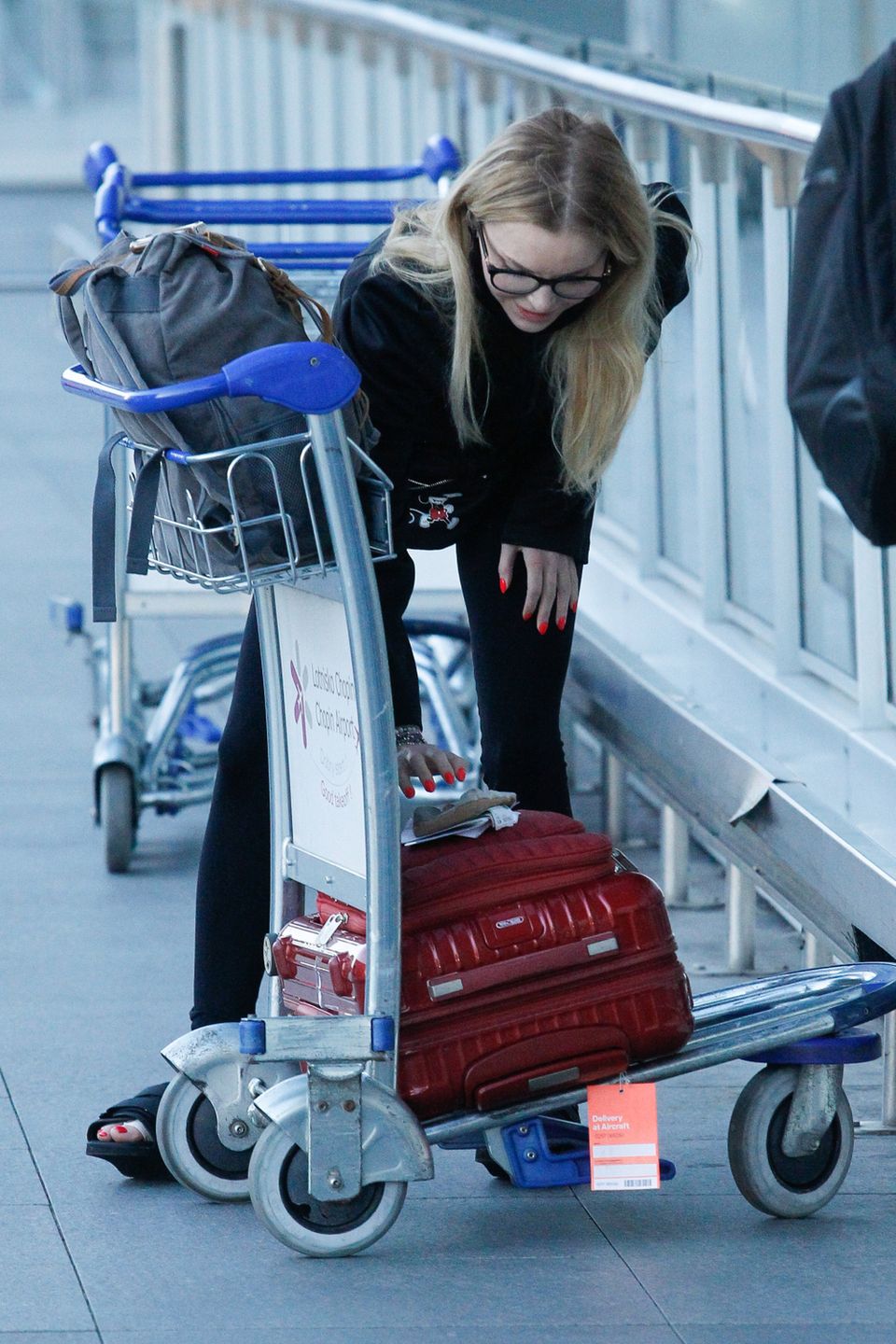 Izabella Miko na lotnisku