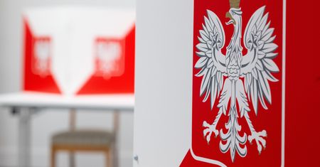 Groźny incydent. Agresywny mężczyzna wtargnął na głosowanie