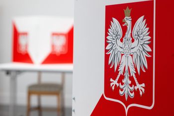 Groźny incydent. Agresywny mężczyzna wtargnął na głosowanie
