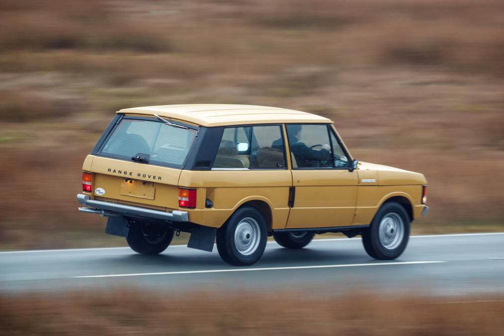 Odnowiony w zeszłym roku oryginalny Range Rover. Chłopaki z SVO najwyraźniej zapędzili się w tworzeniu terenowych coupe.