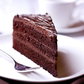 Ciasto czekoladowe z kremem i lukrem o niskiej zawartości tłuszczu, z dodatkiem błonnika