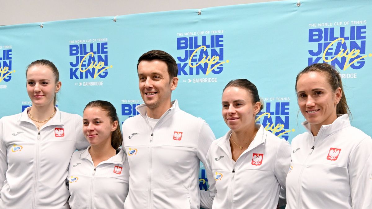 PAP / Piotr Polak  / Na zdjęciu: Martyna Kubka (L), Maja Chwalińska (2L), Katarzyna Kawa (P) i Magda Linette (2P) oraz kapitan Dawid Celt