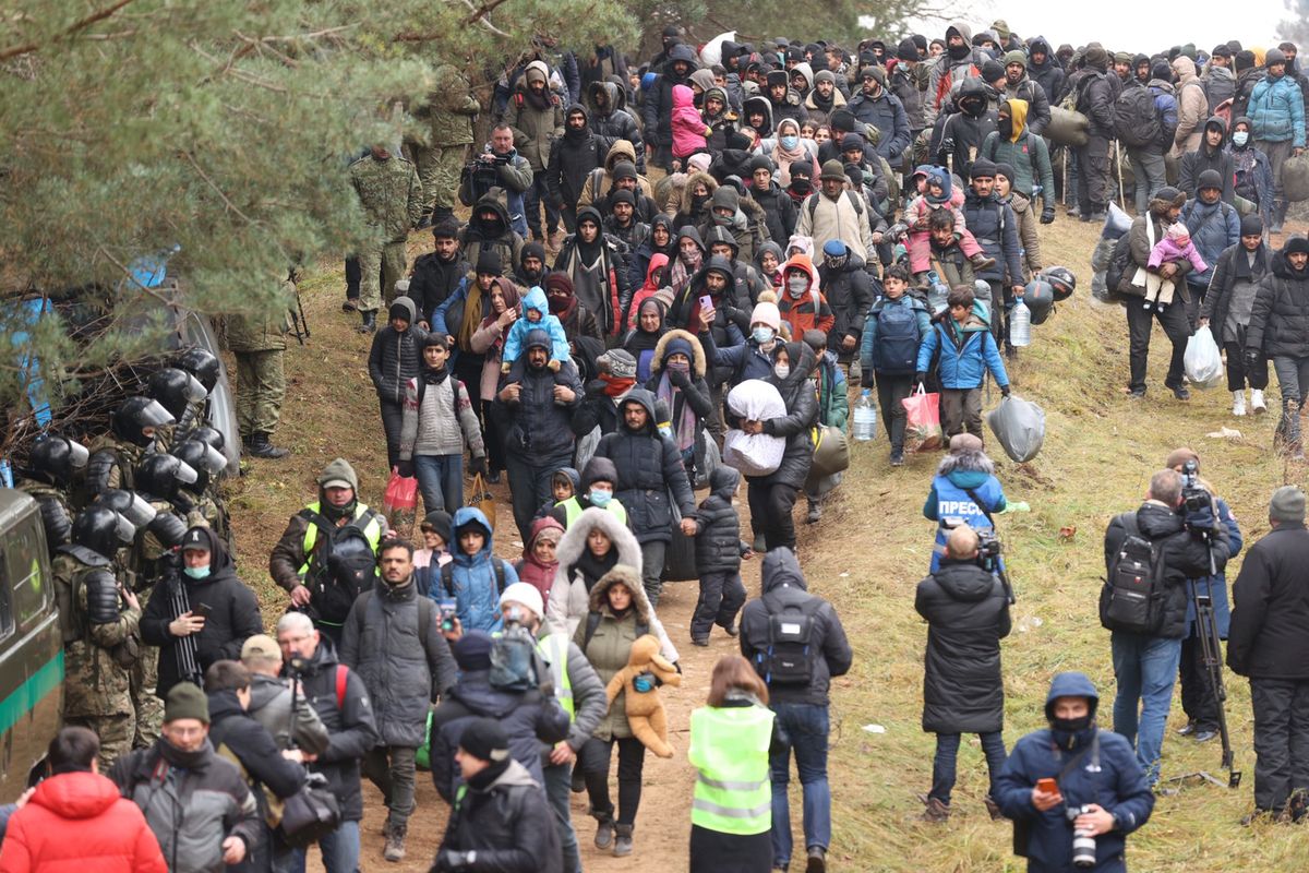 Kryzys na granicy polsko-białoruskiej. Migranci przy przejściu granicznym 