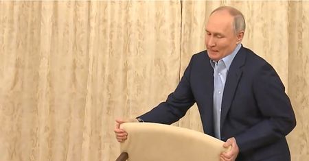 Ludzki gest Putina wyszedł kuriozalnie. Nagranie niesie się po sieci