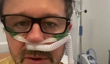 Piasek ostro hejtowany. Nie wierzą w koronawirusa. Riposta pójdzie im w pięty