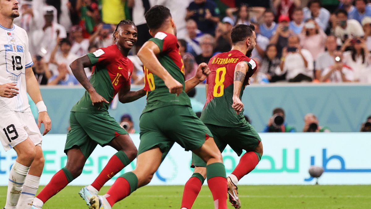 piłkarze reprezentacji Portugalii cieszą się z gola