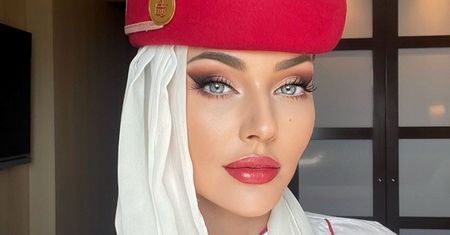 Pracuje w arabskich liniach lotniczych. Ma wiele zakazów
