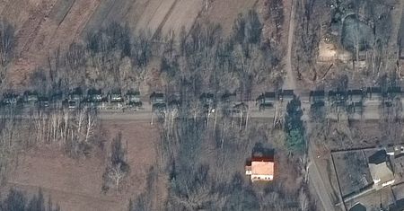 Rosyjskie konwoje wojskowe coraz bliżej Kijowa. Zdjęcia satelitarne znad Ukrainy