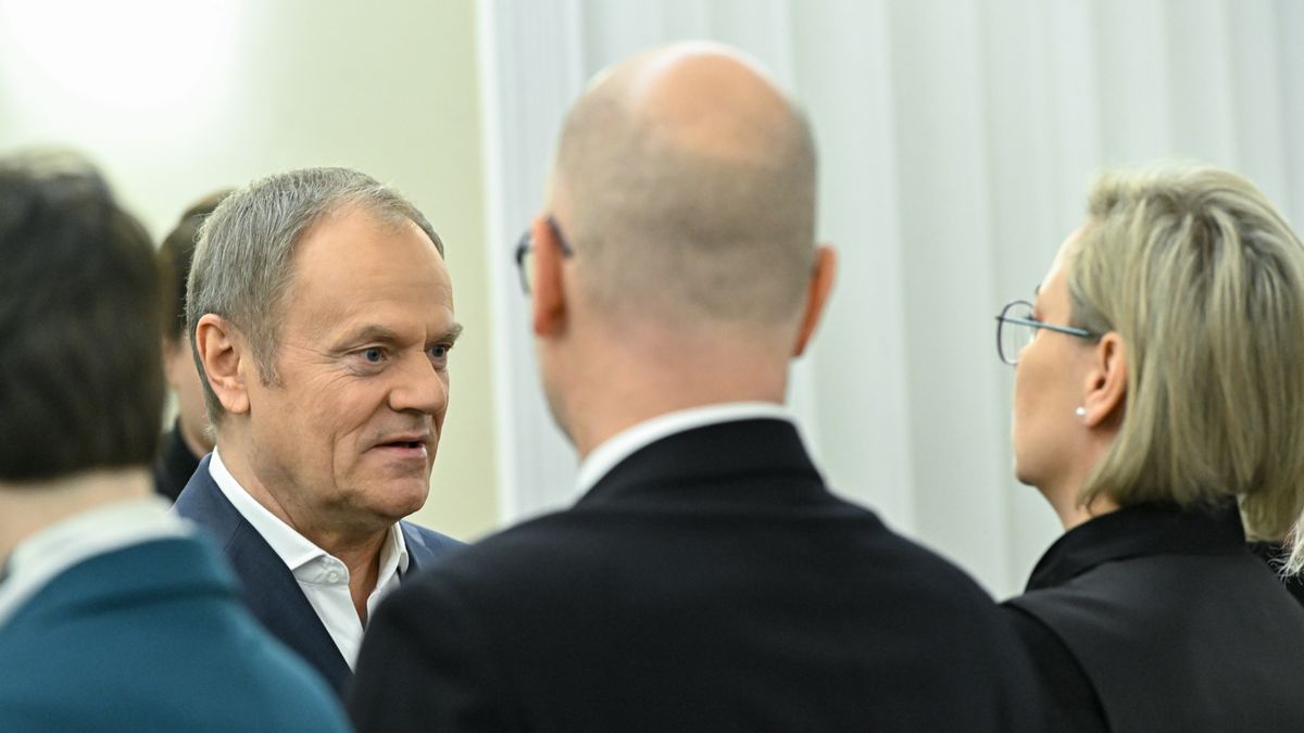 Warszawa, 07.01.2025. Premier Donald Tusk (L) podczas posiedzenia rządu w KPRM w Warszawie, 7 bm. Członkowie rządu zajmą się trzema projektami dot. energetyki i rozwoju. (mr) PAP/Radek Pietruszka