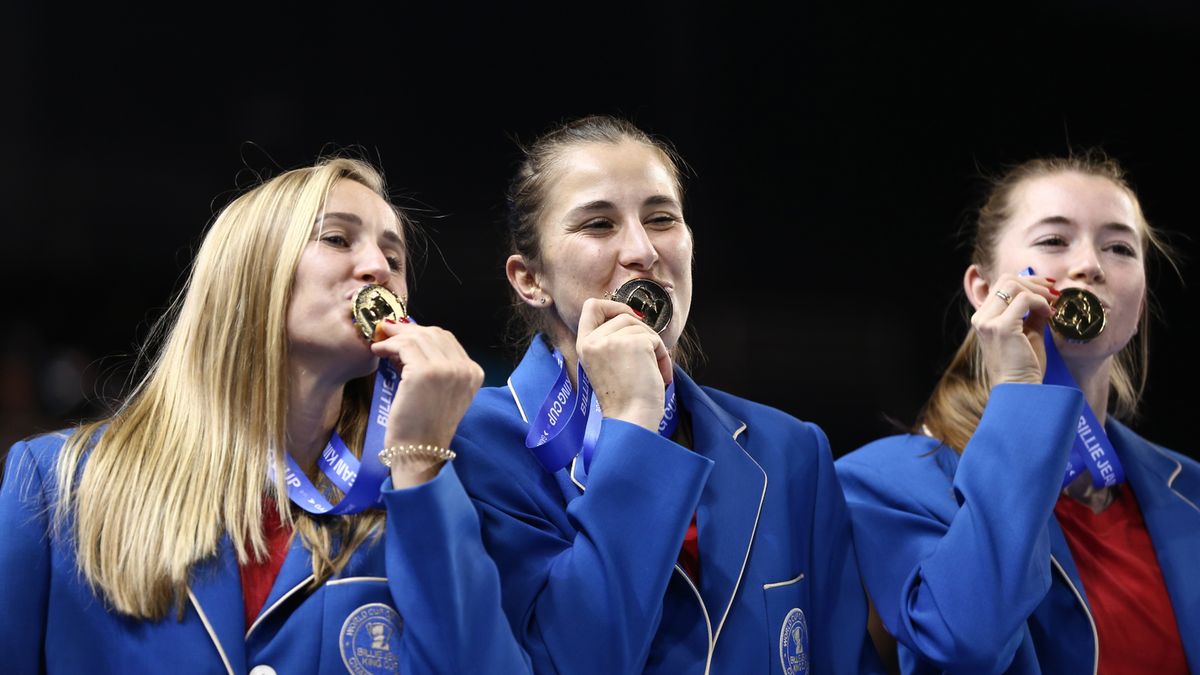 od lewej - Jil Teichmann, Belinda Bencic i Simon Waltert 