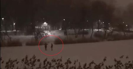 Warszawa. Łyżwiarze na jeziorku Szczęśliwickim. Miasto apeluje: "nie róbcie tego"