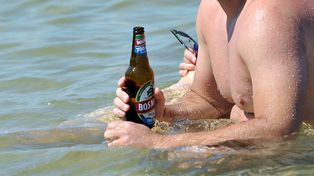 Znieczulica. Prowokacja na plaży obnażyła problem. Zero reakcji