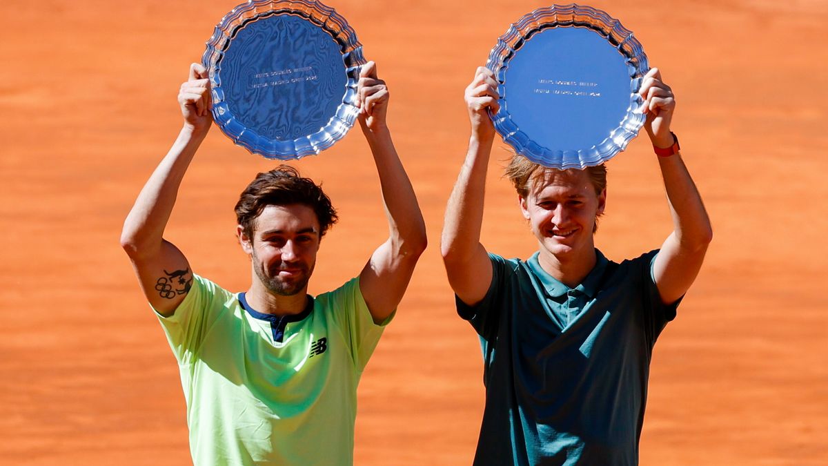 PAP/EPA / Juanjo Martin / Na zdjęciu: Jordan Thompson (z lewej) i Sebastian Korda, mistrzowie Mutua Madrid Open 2024 w grze podwójnej