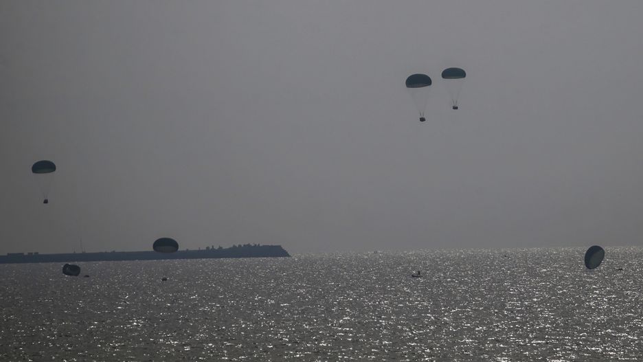 Jordański samolot zrzuca pomoc humanitarną do morza u wybrzeży południowej Strefy Gazy