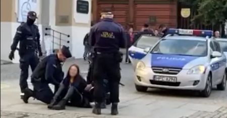 Pisała kredą przed kościołem. Tak wyglądało zatrzymanie 17-latki