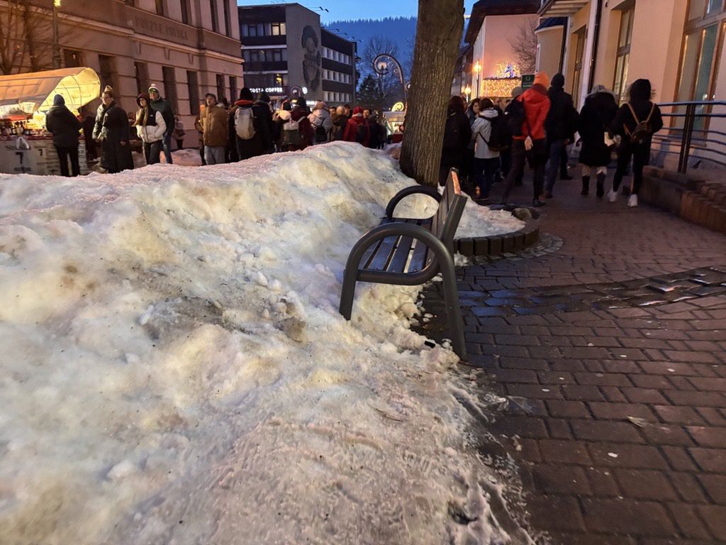 Śnieg na Krupówkach w sobotę.