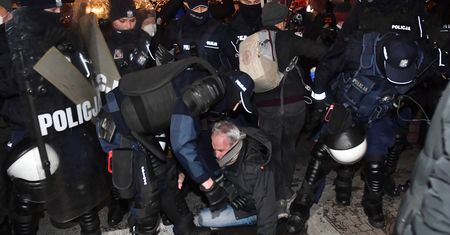 Najnowszy sondaż. Polacy zdecydowanie o brutalności policji