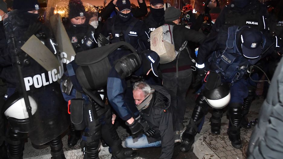 Strajk Kobiet nie powinien być brutalnie tłumiony. Takie stanowisko zajęli Polacy w sondażu Ipsos dla OKO.press