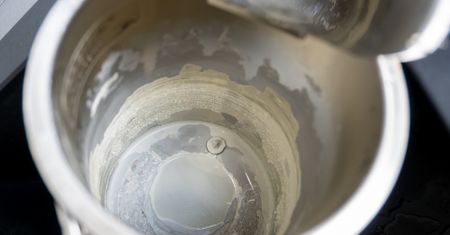 Zamiast octu wlej do czajnika popularny napój. Kamień odpadnie