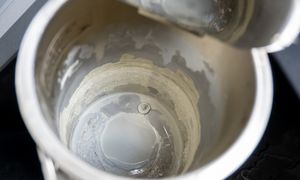 Wlej do czajnika zamiast octu. Kamień zejdzie płatami