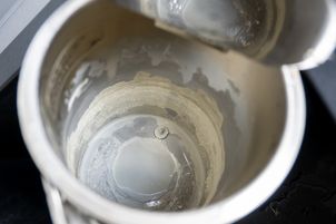 Zamiast octu wlej do czajnika popularny napój. Kamień odpadnie