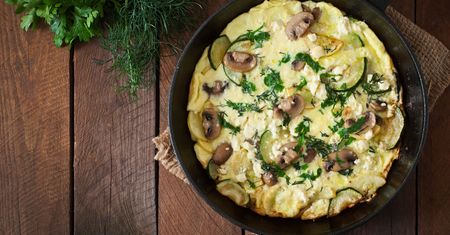 Omlet z cukinią i cebulą. Śniadanie godne mistrzów