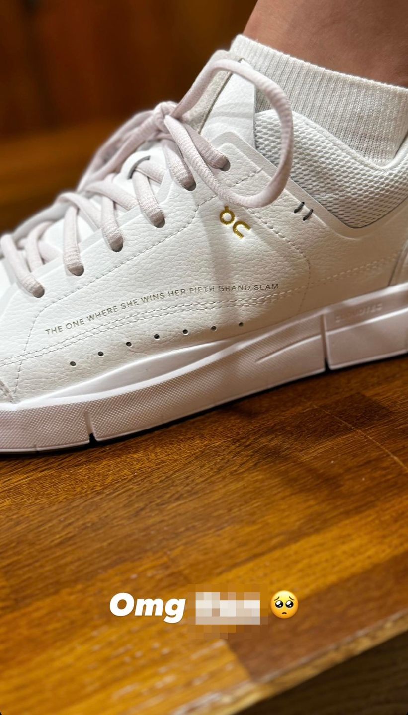 Iga Świątek pozuje z pucharem i dziękuje za wsparcie