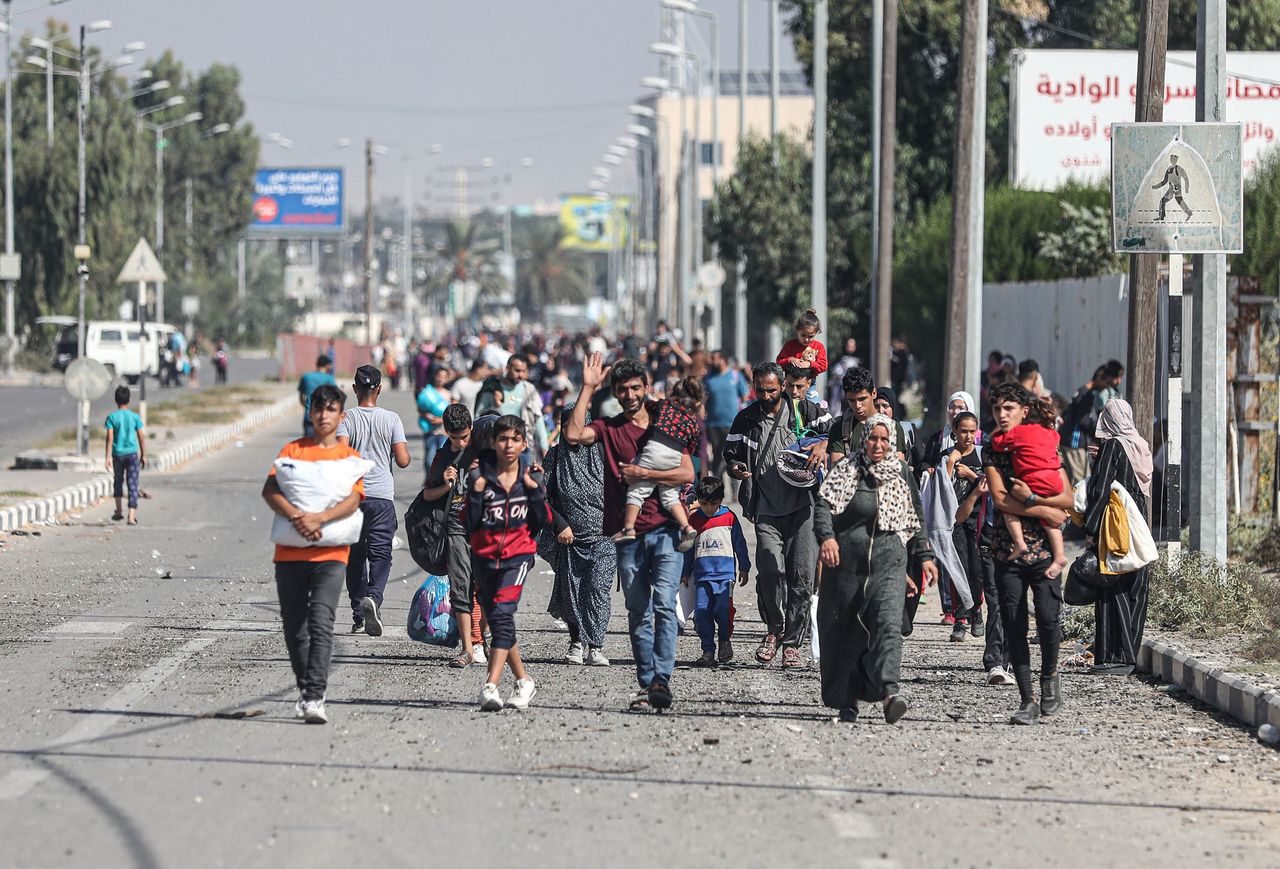 Palestinians fleeing to the south of the Gaza Strip