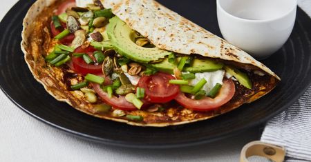 Mistrzowskie śniadanie od zwycięzcy "MasterChefa". Omlet z awokado w tortilli